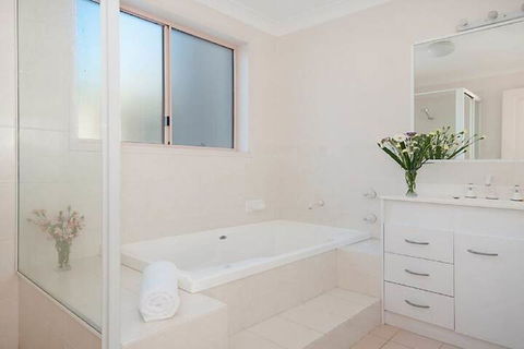 Pacific Rose Winter Holiday Special - Great Ocean Road Tourism 4