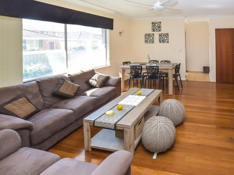 1 / 33 Wharf Street - Great Ocean Road Tourism 2