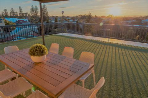 Henley Beach South Amazing Views Huge Private Balcony! - Great Ocean Road Tourism 7