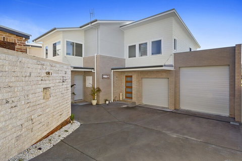 Dolphin Studio Apartment 1a Ocean Street - Great Ocean Road Tourism 1