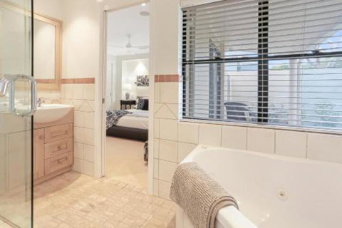 Waterfront Luxury Noosa Heads - Great Ocean Road Tourism 5