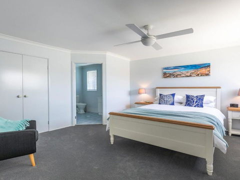 Azure Waters Perfectly Positioned With Ocean Views - Great Ocean Road Tourism 6