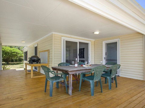 Bellevue Overlooking Serene Lake Woolumboola - Great Ocean Road Tourism 4
