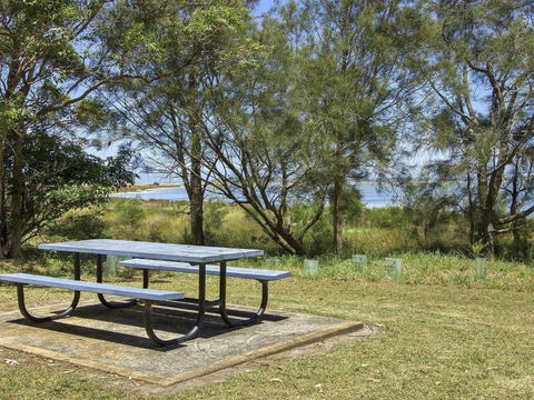 Bellevue Overlooking Serene Lake Woolumboola - Great Ocean Road Tourism 2