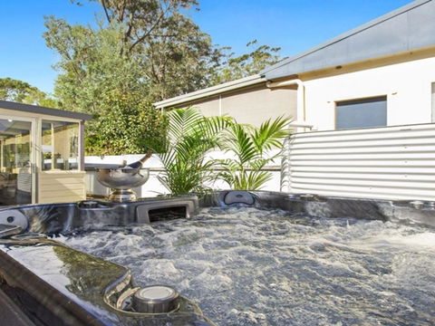 Sandy Shores Character Charm Outdoor Spa - Great Ocean Road Tourism 4
