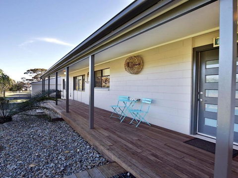 The Lobster Pot Great Outdoor Eating Area - Great Ocean Road Tourism 3