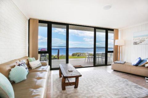 Azure Absolute Beachfront Pet Friendly - Great Ocean Road Tourism 7