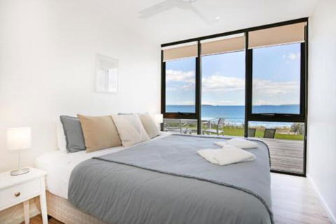 Azure Absolute Beachfront Pet Friendly - Great Ocean Road Tourism 3