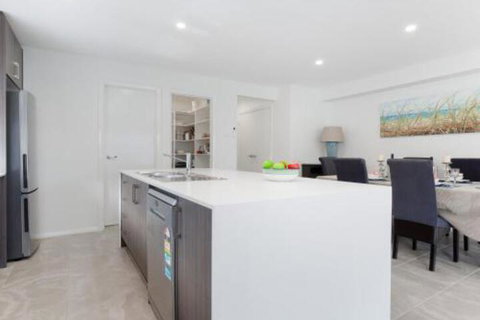 Birubi Breezes 2 / 7 Fitzroy St. Large Duplex With Air Conditioning WIFI & Only 5 Minute Walk To The Beach - Great Ocean Road Tourism 4