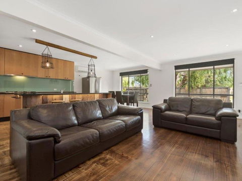 Family Foreshore Favourite - Great Ocean Road Tourism 5