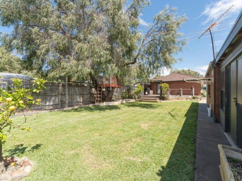 Family Foreshore Favourite - Great Ocean Road Tourism 1