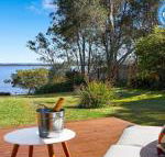 Braeside waterfront fireplace - Great Ocean Road Tourism
