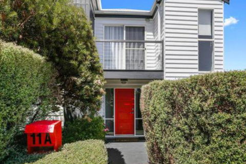 SEAVIEW Ocean Views From A Modern Townhouse - Great Ocean Road Tourism 4