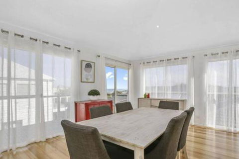 SEAVIEW Ocean Views From A Modern Townhouse - Great Ocean Road Tourism 6