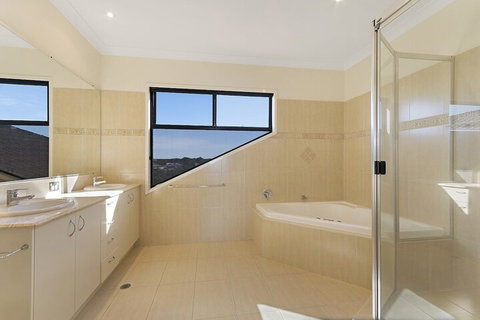 Castaways Beachside Family Retreat 44 Driftwood Drive - Great Ocean Road Tourism 3