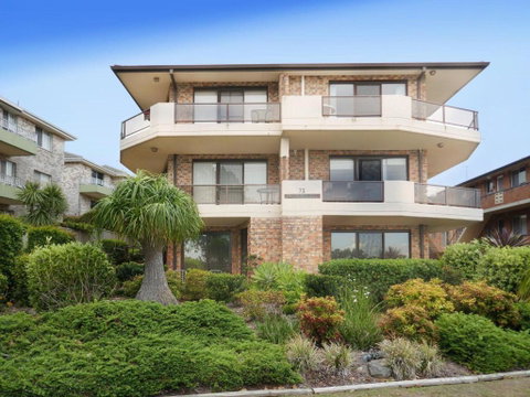 Renas Court 2 - Great Ocean Road Tourism 1