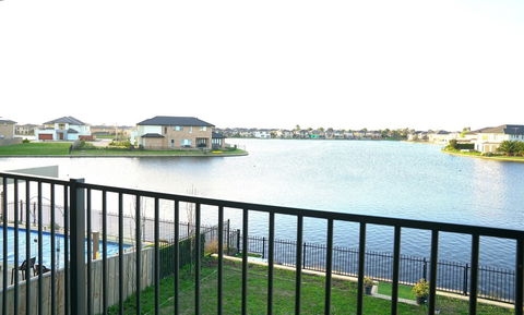 Waterfront Villa In Sanctuary Lakes - Great Ocean Road Tourism 2