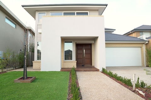 Waterfront Villa In Sanctuary Lakes - Great Ocean Road Tourism 1