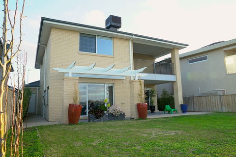 Waterfront Villa In Sanctuary Lakes - Great Ocean Road Tourism 0