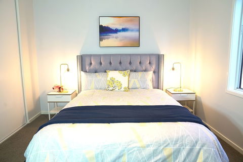 Waterfront Villa In Sanctuary Lakes - Great Ocean Road Tourism 6