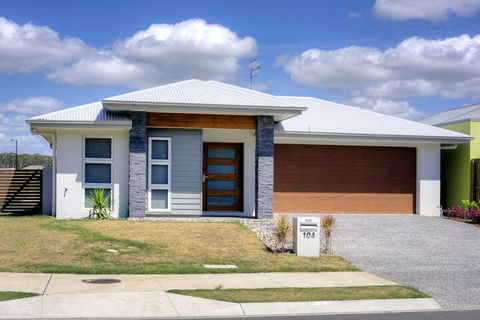 Pet Friendly, New House Peregian Breeze Drive, Peregian Beach - Great Ocean Road Tourism 2