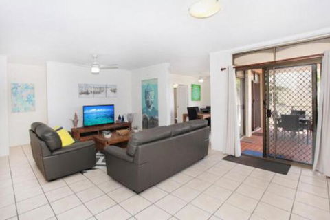 Unit 2 Cooltoro Court 7 Frank Street Coolum Beach 400 BOND LINEN INCLUDED - Great Ocean Road Tourism 0