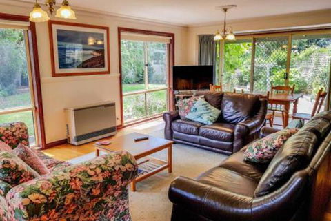 GUMS & ROSES Family Home In The Heart Of Town. - Great Ocean Road Tourism 4