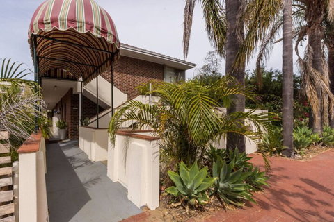 B6 Cafes & Restaurants Close To UWA - Great Ocean Road Tourism 1