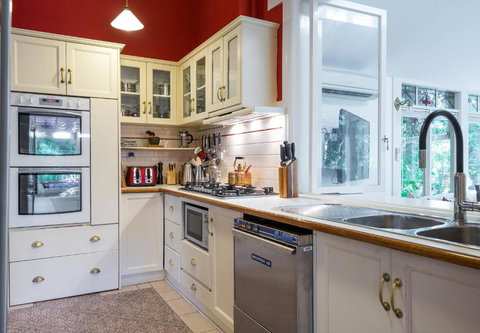 Rent Your Own Historic Hotel For Holidays & Events - Great Ocean Road Tourism 4