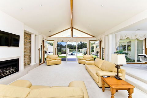 One Mile Mansion - Great Ocean Road Tourism 7