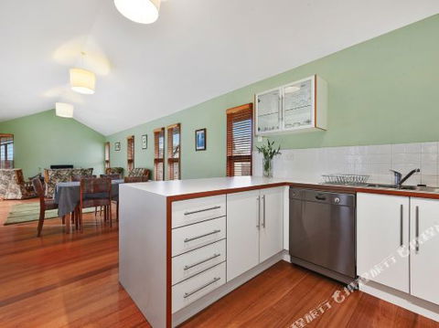 Family Friendly Weatherboard Cottage - Great Ocean Road Tourism 0