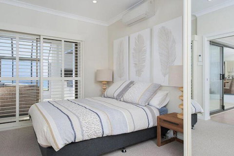 Whispering Sands 10 Sandy Point Road Luxury Waterfront Home With Aircon WIFI & Foxtel - Great Ocean Road Tourism 7