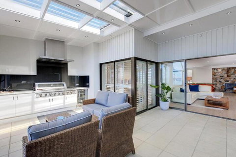 Whispering Sands 10 Sandy Point Road Luxury Waterfront Home With Aircon WIFI & Foxtel - Great Ocean Road Tourism 6