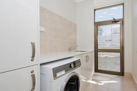 Whispering Sands 10 Sandy Point Road Luxury Waterfront Home With Aircon WIFI & Foxtel - Great Ocean Road Tourism 3
