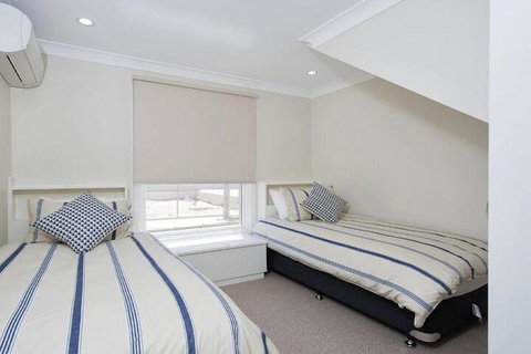 Whispering Sands 10 Sandy Point Road Luxury Waterfront Home With Aircon WIFI & Foxtel - Great Ocean Road Tourism 4