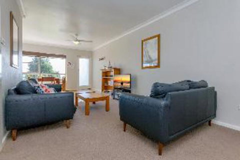 1 Bedroom Apartment Quarterdeck Unit 1 / 12 - Great Ocean Road Tourism 2