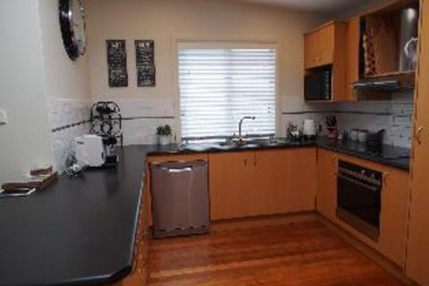 3 Bedroom House Government Road 117a Pollys View FREE WIFI & PET FRIENDLY - Great Ocean Road Tourism 5