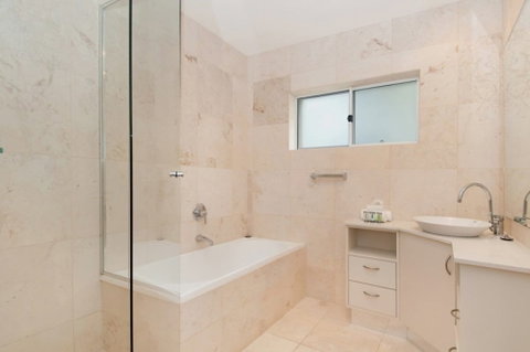 Noosa Penthouse Close To Hastings Street Unit 2 Vue 28 Edgar Bennett Ave - Great Ocean Road Tourism 4