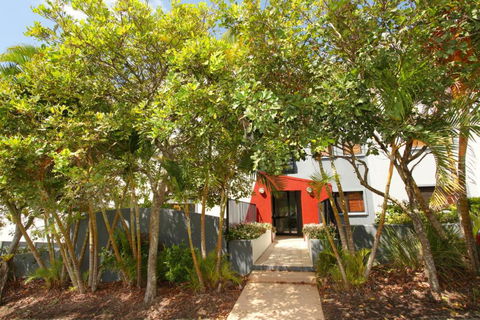 Unit 4 Beaumont Sur Mer 13 15 Pacific Terrace Coolum Beach 400 BOND LINEN SUPPLIED - Great Ocean Road Tourism 3