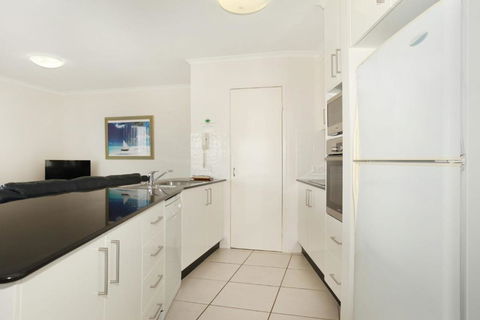 Unit 4 Beaumont Sur Mer 13 15 Pacific Terrace Coolum Beach 400 BOND LINEN SUPPLIED - Great Ocean Road Tourism 6