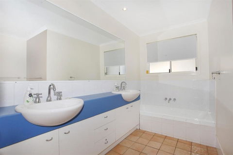 10 Barra Crescent Coolum Beach 500 BOND WIFI Walking Distance To Beach - Great Ocean Road Tourism 2