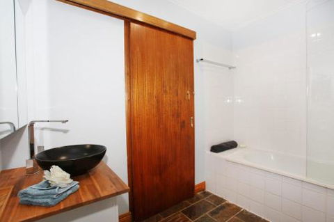 BEACH SHOPS & FABULOUS VACATION HOME! - Great Ocean Road Tourism 0