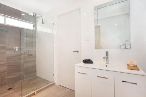 BEACH SHOPS & FABULOUS VACATION HOME! - Great Ocean Road Tourism 3