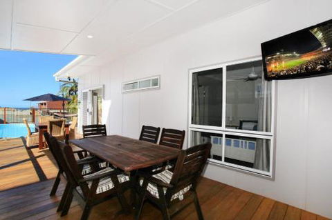 BEACH SHOPS & FABULOUS VACATION HOME! - Great Ocean Road Tourism 1