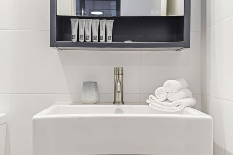 HomeHotel Stylish Apt Next To Train & Westfield - Great Ocean Road Tourism 5