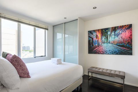 OLIVER Laneway Art Fed Square & Top Restaurants - Great Ocean Road Tourism 5
