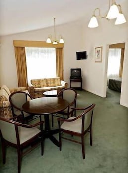 Elizabethan Lodge - Great Ocean Road Tourism 4