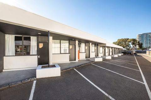 Nightcap At Monash Hotel - Great Ocean Road Tourism 0