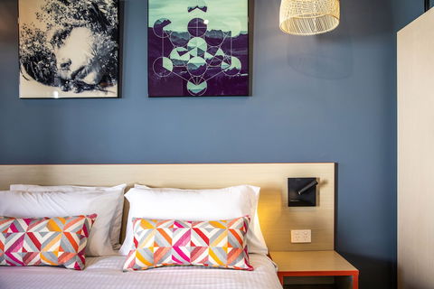 Nightcap At Monash Hotel - Great Ocean Road Tourism 5