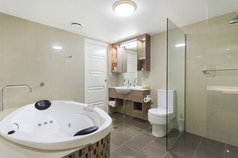 CBD Luxury Accommodation - Great Ocean Road Tourism 5